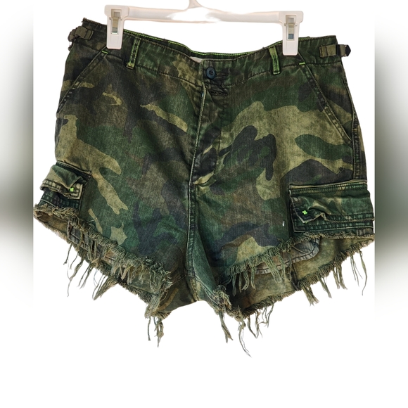 We The Free Pants - Free People Commander Camo Shorts Size 12